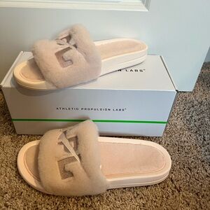 NWT APL Plush Shearling Slides in pink, size 9 EUR 40